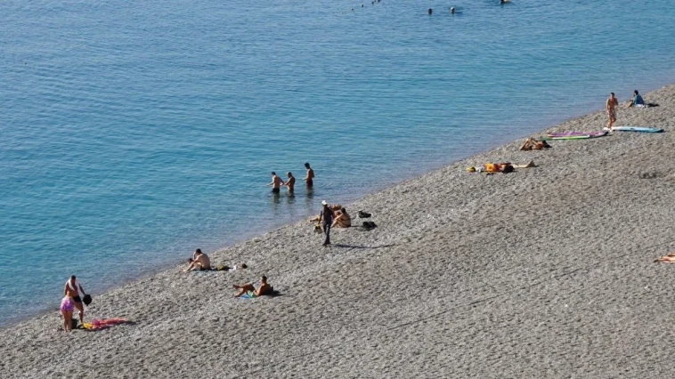 Konyaaltı Sahili'nde kasım ayında deniz keyfi