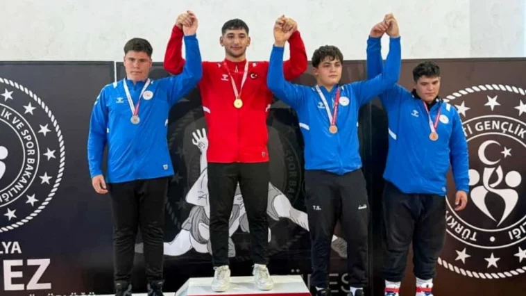 Manavgat Belediyesi Güreş Kulübü turnuvaya renk kattı