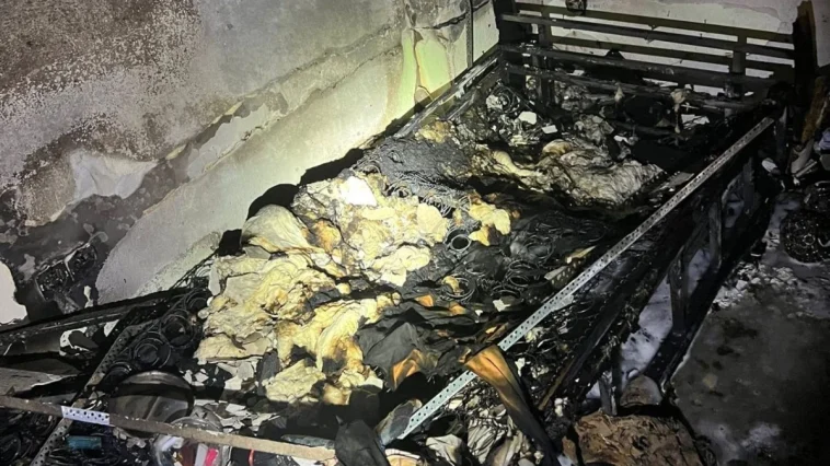 Manavgat'ta bir apartman dairesinde çıkan yangında yatak odası kül oldu