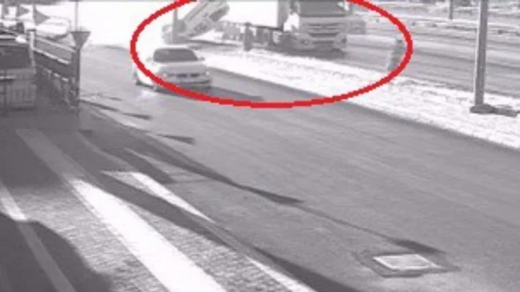 Manavgat’ta tır çarpan araç takla attı