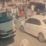 Motosikletli, önüne çıkan motosiklete çarpmamak isterken yola savruldu