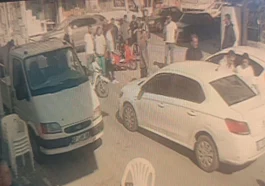 Motosikletli, önüne çıkan motosiklete çarpmamak isterken yola savruldu