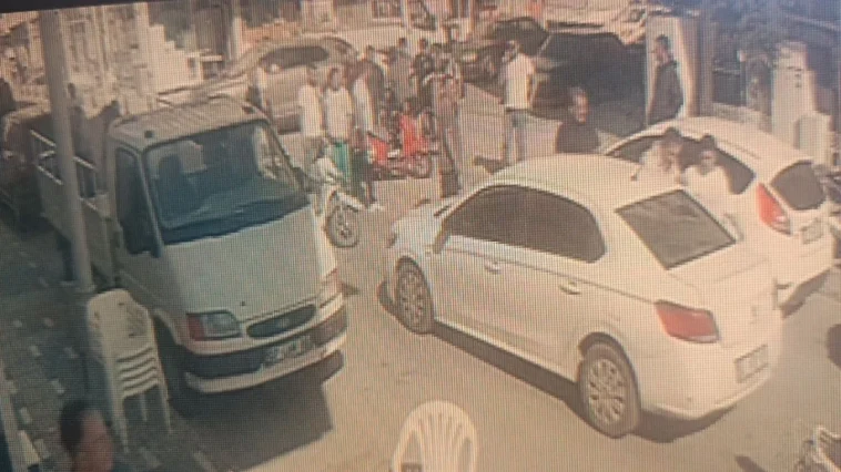 Motosikletli, önüne çıkan motosiklete çarpmamak isterken yola savruldu