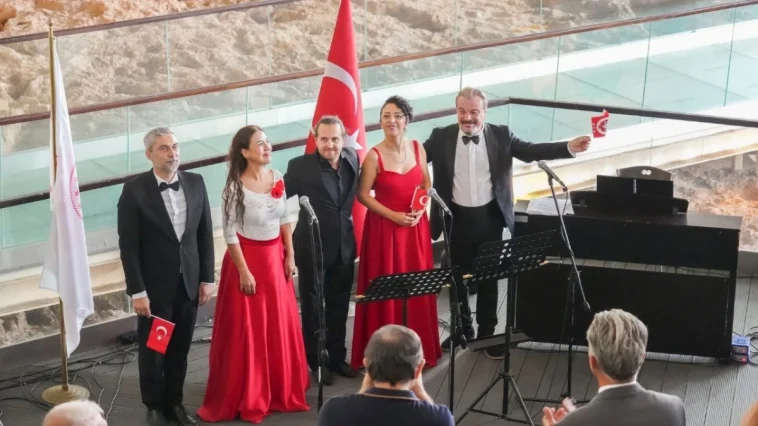 Nekropolde coşkulu Cumhuriyet kutlaması