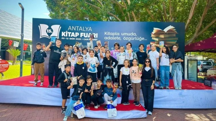 Serikli öğrenciler kitap fuarında