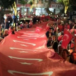 Serik'te 200 metrelik bayrakla fener alayı