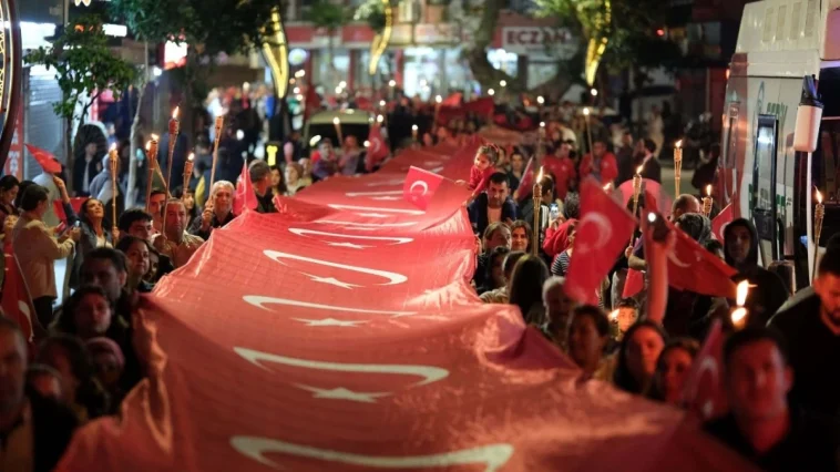 Serik'te 200 metrelik bayrakla fener alayı