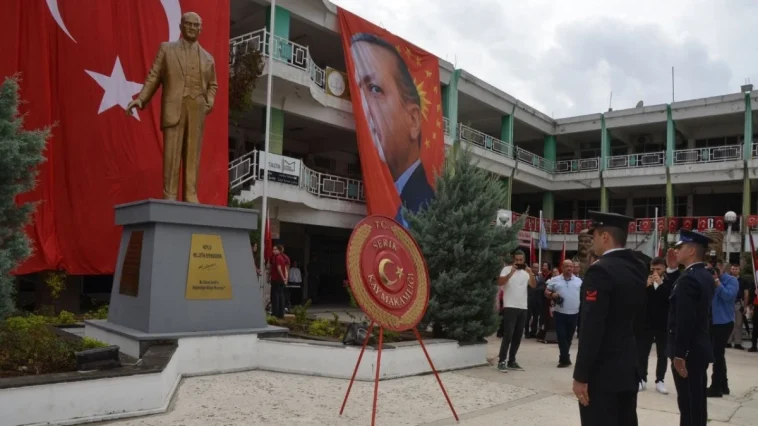 Serik'te çelenk töreni yapıldı