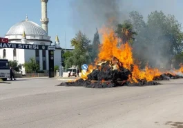 Serik'te elyaf yüklü traktör römorku yandı