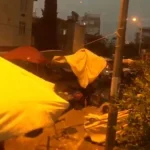 Serik'te fırtına pazar yerindeki güneşlikleri devirdi, tezgahları savurdu