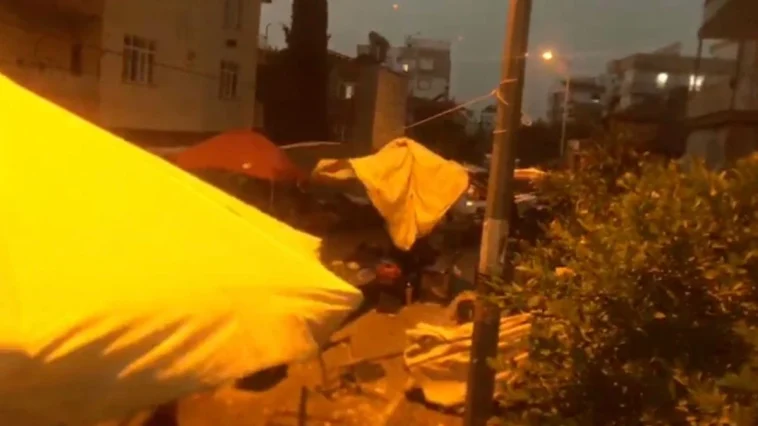 Serik'te fırtına pazar yerindeki güneşlikleri devirdi, tezgahları savurdu