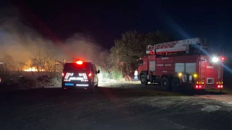 Serik'teki yangın itfaiyeye zor anlar yaşattı