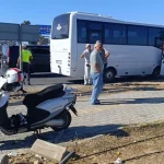 Servis aracıyla çarpışan motosikletli yaralandı