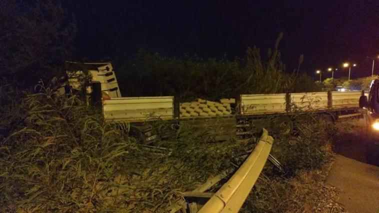 Tır kaza yaptı çimentolar yola saçıldı