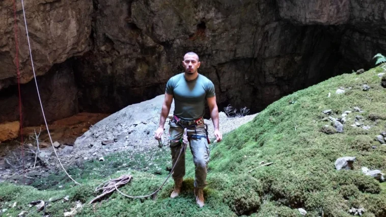 Yerin 90 metre altına tek başına yolculuk