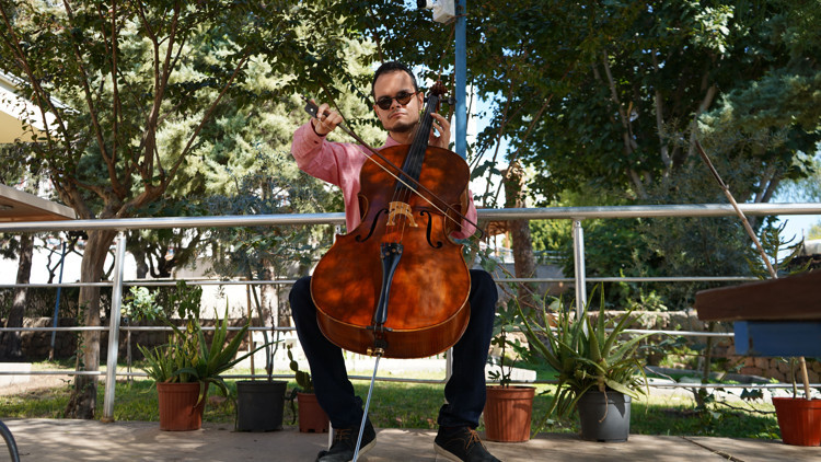 Görme engelli müzik öğretmeninden hastalara ‘ritim ve şarkılı terapi’