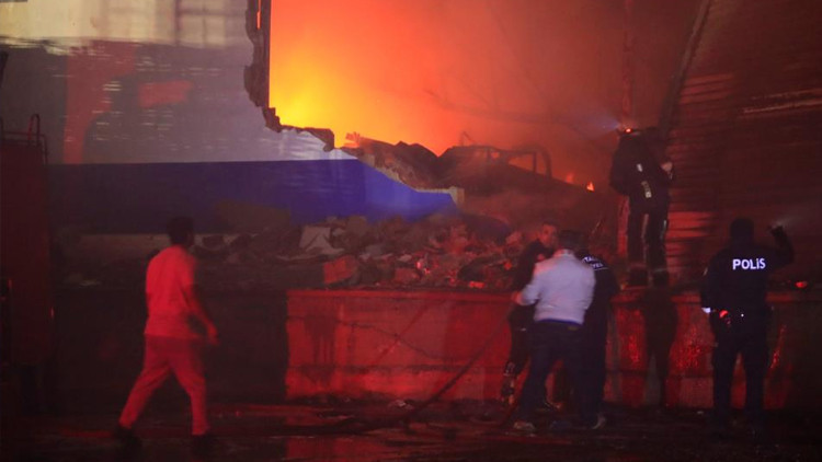 Antalyada korkutan yangın Fabrika alevler içinde kaldı