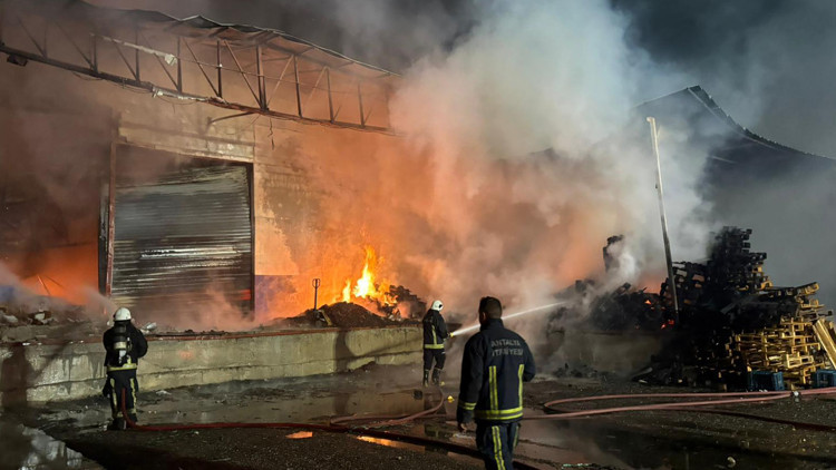 Antalyada paketleme fabrikasında yangın