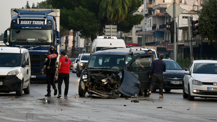 Kavşakta kaza: 1 yaralı