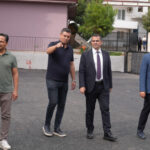 Okul bahçesi ve caddede asfalt çalışması