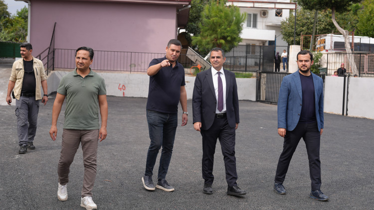 Okul bahçesi ve caddede asfalt çalışması