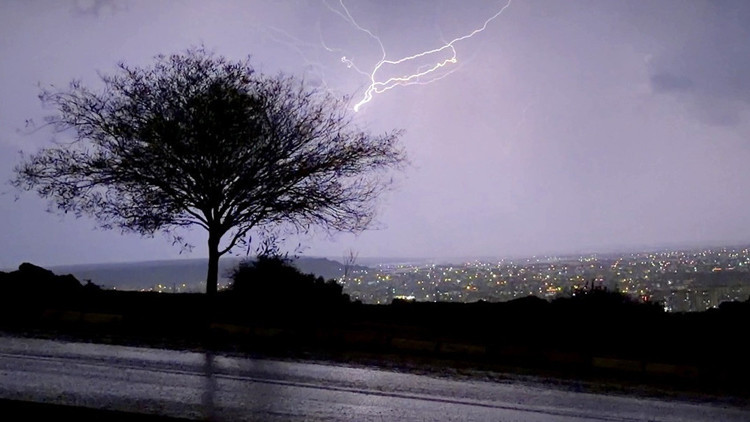 Antalyada geceyi şimşekler aydınlattı