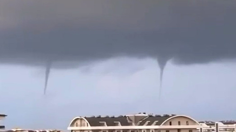 Antalyada denizde hortumlar oluştu