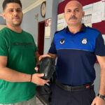 Zabıta bulduğu çantayı sahibine teslim etti