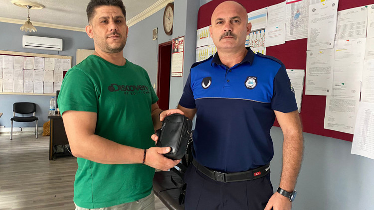 Zabıta bulduğu çantayı sahibine teslim etti