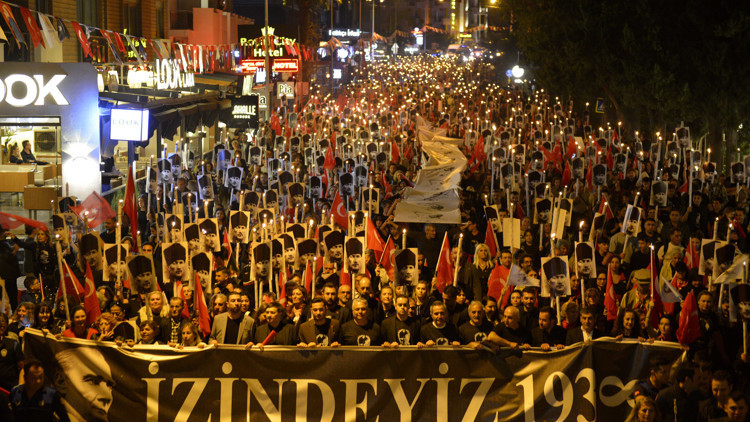 Muratpaşada binler Ataya Saygı Yürüyüşünde buluştu