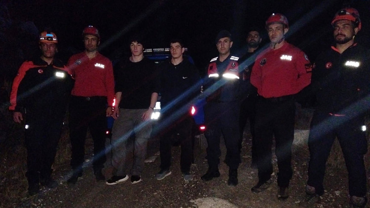 Antalyada yürüyüşe çıktıkları dağda mahsur kalan gençleri AFAD kurtardı