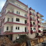 4 katlı metruk binada yangın çıktı; 1 erkek cesedi bulundu