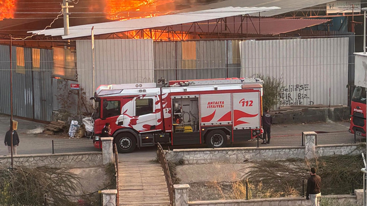 Antalyada ahşap presleme ve üretme atölyesinde yangın