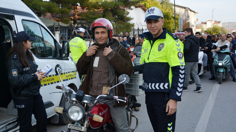 Kaskın Varsa Şansın da Var projesi kapsamında sürücülere kask dağıtıldı