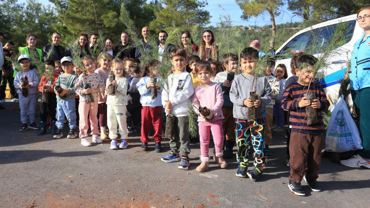 Öğrenciler yanan ormanlık alana fidan dikti