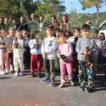 Öğrenciler yanan ormanlık alana fidan dikti