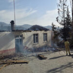 Eski okul binası yandı