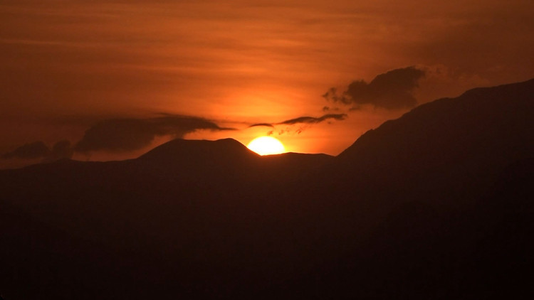 Antalyada gün batımında gökyüzü turuncuya büründü