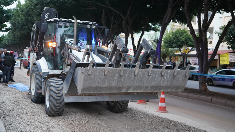 Geri manevra yapan kepçenin altında kalıp yaşamını yitirdi