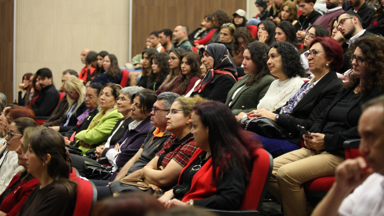 Akdeniz Üniversitesinde Boşanma ve Kadına Karşı Şiddet paneli düzenlendi