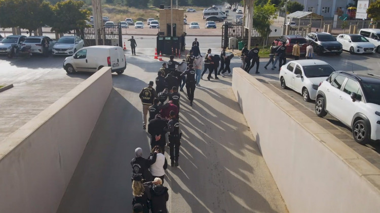 Antalyada erkek müşteriye fahiş hesap tuzağına 16 tutuklama