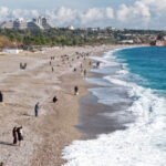 Yağmur sonrası Konyaaltı Sahilinde balık mesaisi