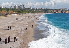 Yağmur sonrası Konyaaltı Sahilinde balık mesaisi