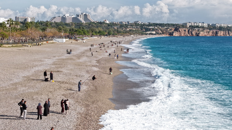 Yağmur sonrası Konyaaltı Sahilinde balık mesaisi