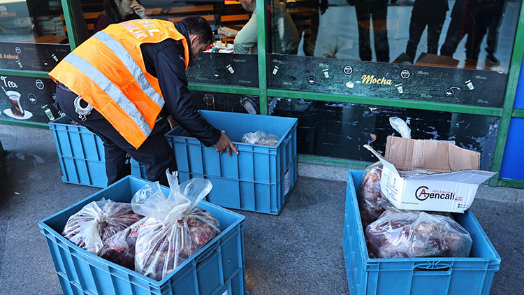 Gıda güvenliği umurlarında değil Otogarda pes dedirten manzara: Otobüsün bagajında getirdiler