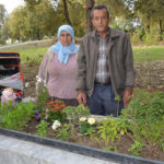 Kızının mezarındaki çiçekleri çalanlardan şikayetçi oldu