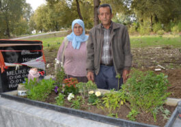 Kızının mezarındaki çiçekleri çalanlardan şikayetçi oldu