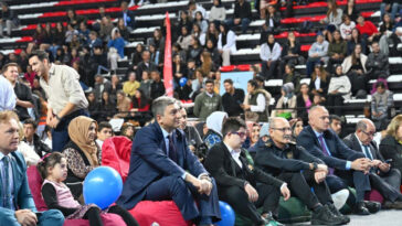 Antalya’da engeller sevgiyle aşılıyor