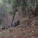 Otomobiliyle uçuruma yuvarlandı