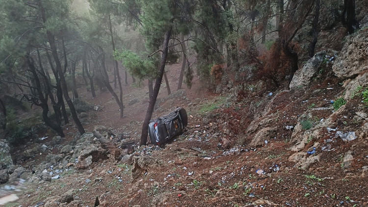 Otomobiliyle uçuruma yuvarlandı